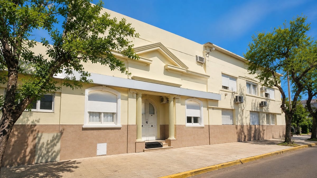 Fachada del sanatorio Grupo Primordial, edificio institucional de la salud en Casilda