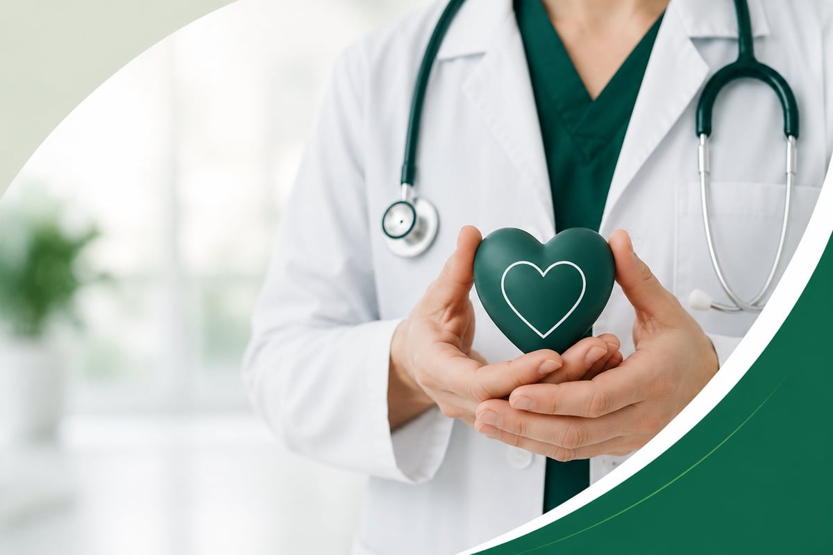 Profesional de la salud sosteniendo un corazón verde que simboliza el cuidado integral y empático de Grupo Primordial